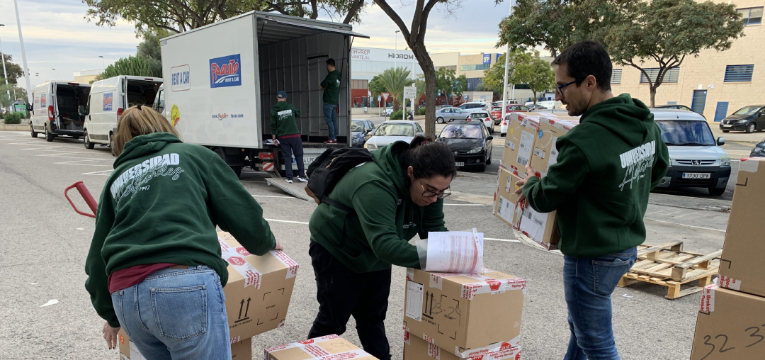 Crocs dona a la UMH más de 3.300 pares de botas de agua para su distribución por diferentes municipios afectados por la DANA